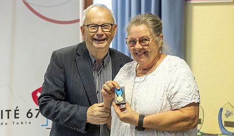 Bernard Simonin, membre du CROS Alsace a remis la médaille à Marlise Offner.