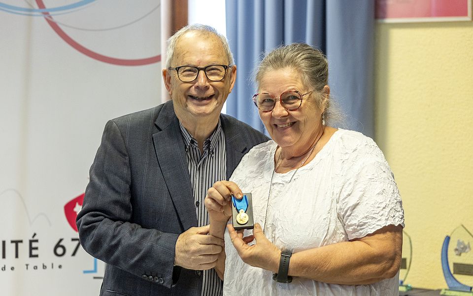 Bernard Simonin, membre du CROS Alsace a remis la médaille à Marlise Offner.