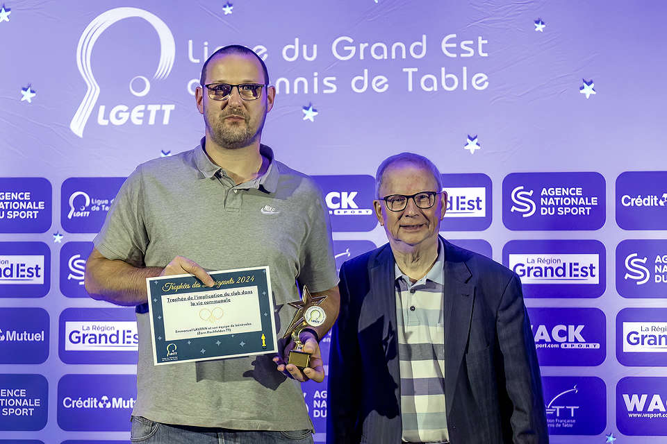 Emmanuel Lavenn recevant le Trophée